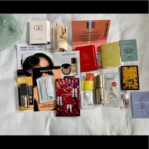 18 Piece Deluxe Ulta Samples + Wristlet